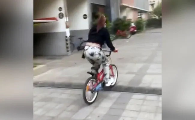 मलाइका ने जिम के कपड़े में चलाई साइकिल, वीडियो वायरल