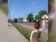 After his signal, truckers honk for him, and the boy is overjoyed Viral