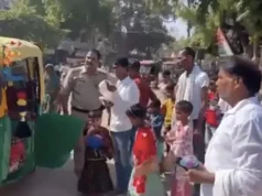 The video shows UP police officers stopping an autorickshaw in Fatehpur with 27 people Viral