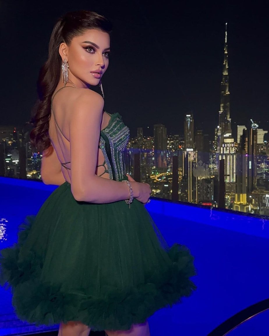 Urvashi Rautela Xxx Video - Urvashi Rautela Looks A Complete Vision In This 8 Lakh Sequined Dress, As  She Celebrates Her Mom's Birthday