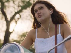 Klelia Andriolatou is the cool girl in ‘Maestro in Blue’ on Netflix.